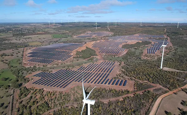 Imagen a vista de pÃ¡jaro del campo y molinos de viento
