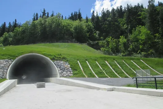 Túnel a través de una montaña. Restauración ambiental